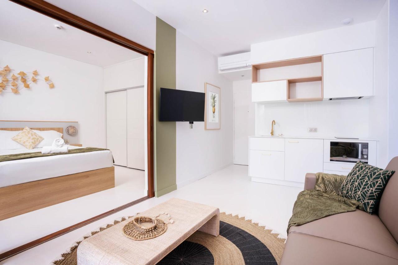 Cook'S Bay Hotel & Suites Paopao Екстериор снимка