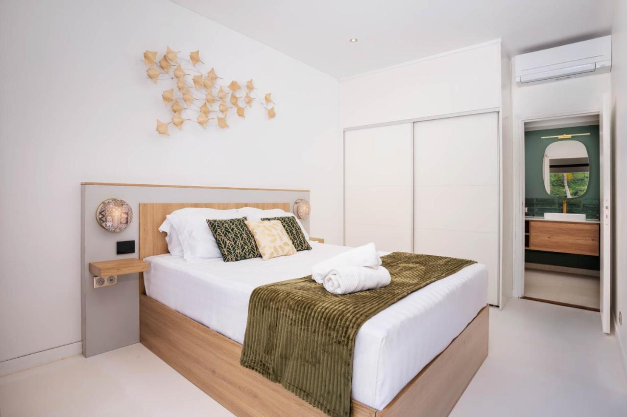Cook'S Bay Hotel & Suites Paopao Екстериор снимка