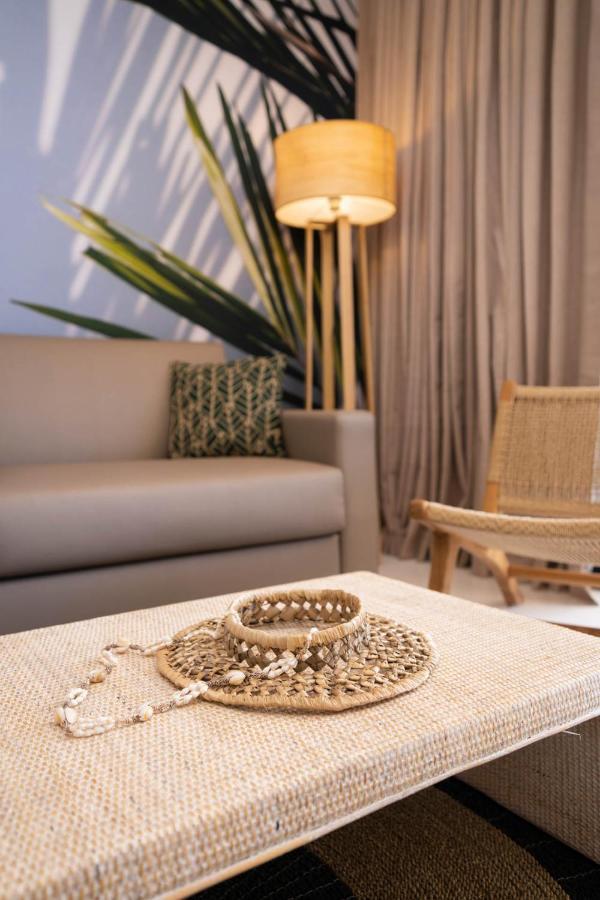 Cook'S Bay Hotel & Suites Paopao Екстериор снимка