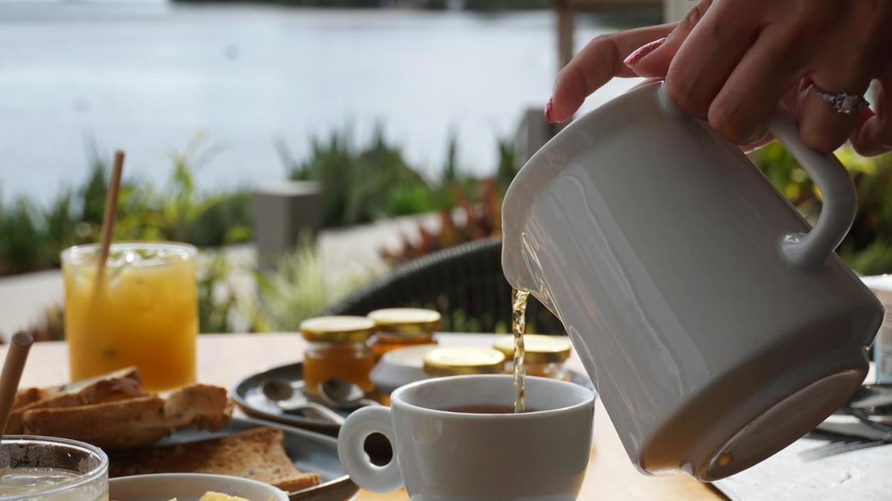 Cook'S Bay Hotel & Suites Paopao Екстериор снимка