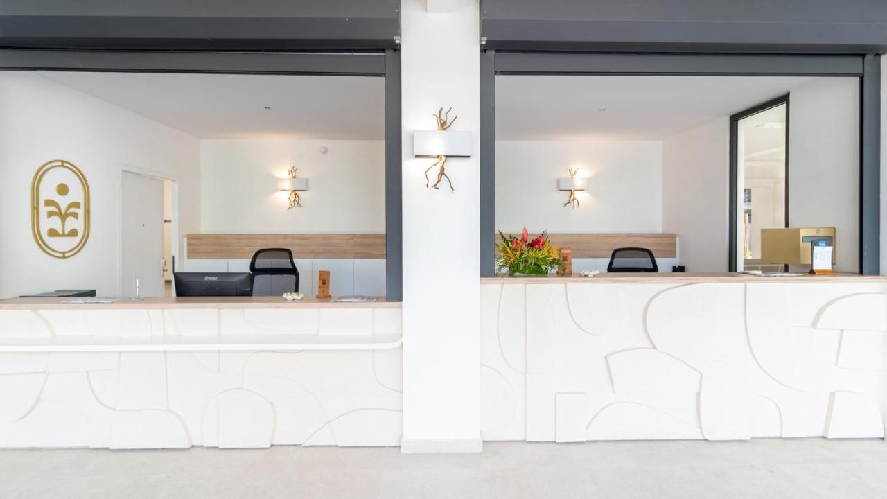 Cook'S Bay Hotel & Suites Paopao Екстериор снимка