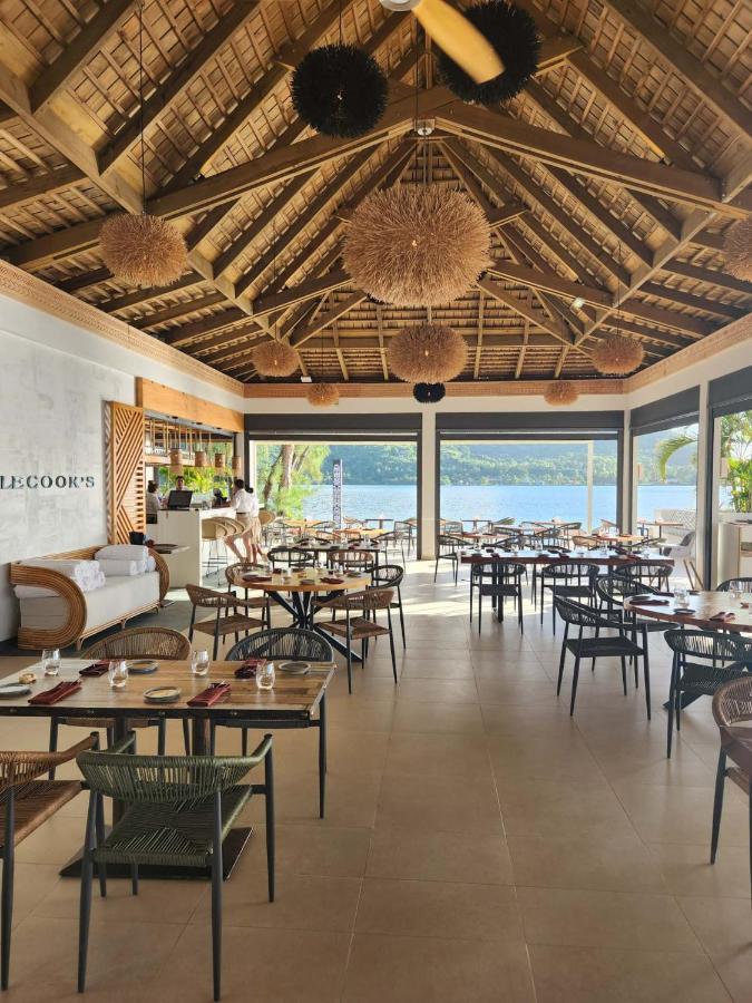 Cook'S Bay Hotel & Suites Paopao Екстериор снимка
