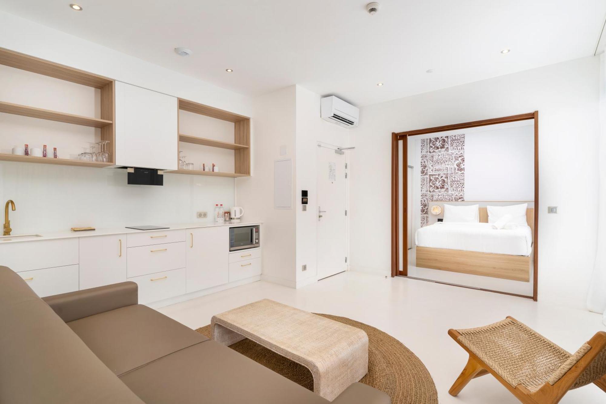 Cook'S Bay Hotel & Suites Paopao Екстериор снимка