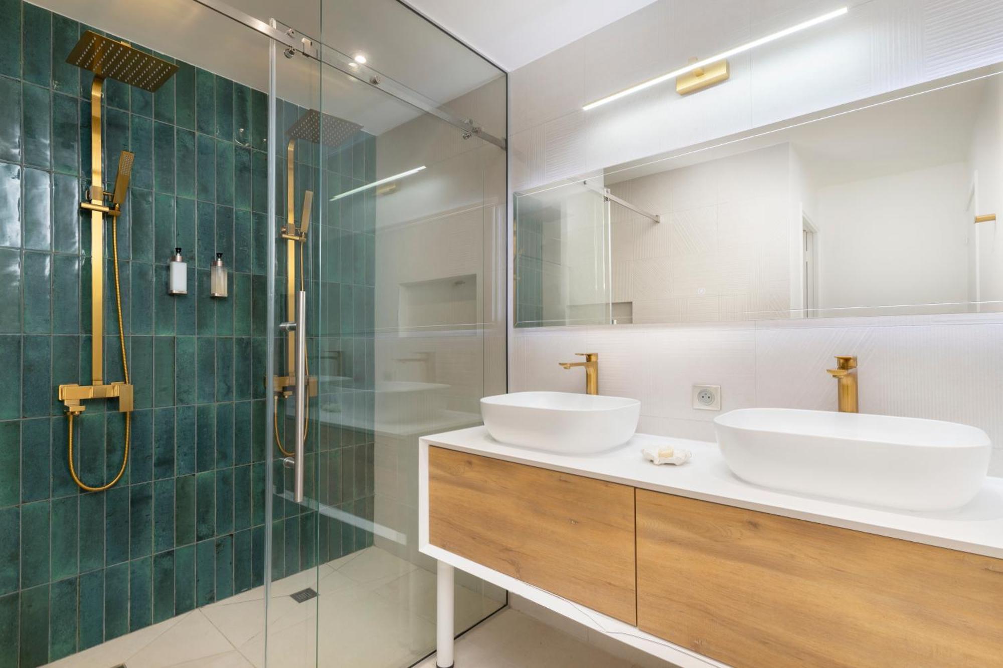 Cook'S Bay Hotel & Suites Paopao Екстериор снимка