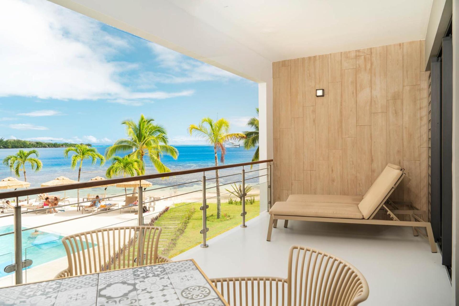 Cook'S Bay Hotel & Suites Paopao Екстериор снимка