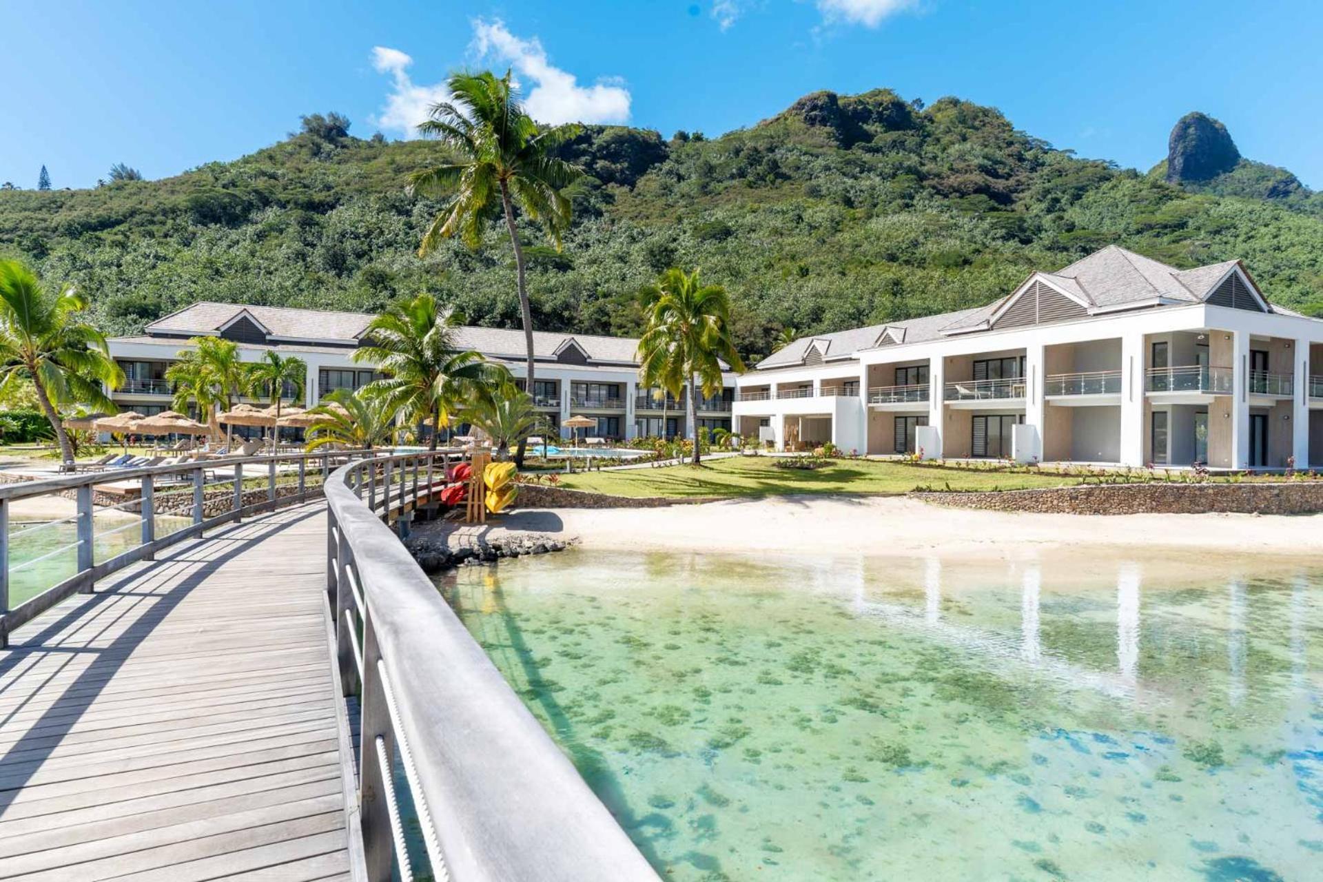 Cook'S Bay Hotel & Suites Paopao Екстериор снимка