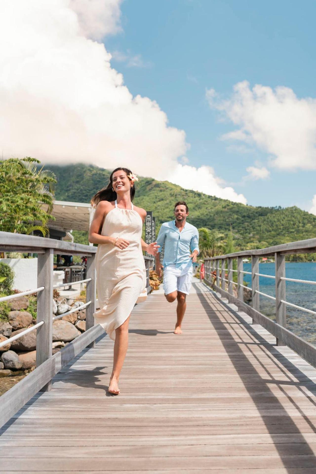 Cook'S Bay Hotel & Suites Paopao Екстериор снимка