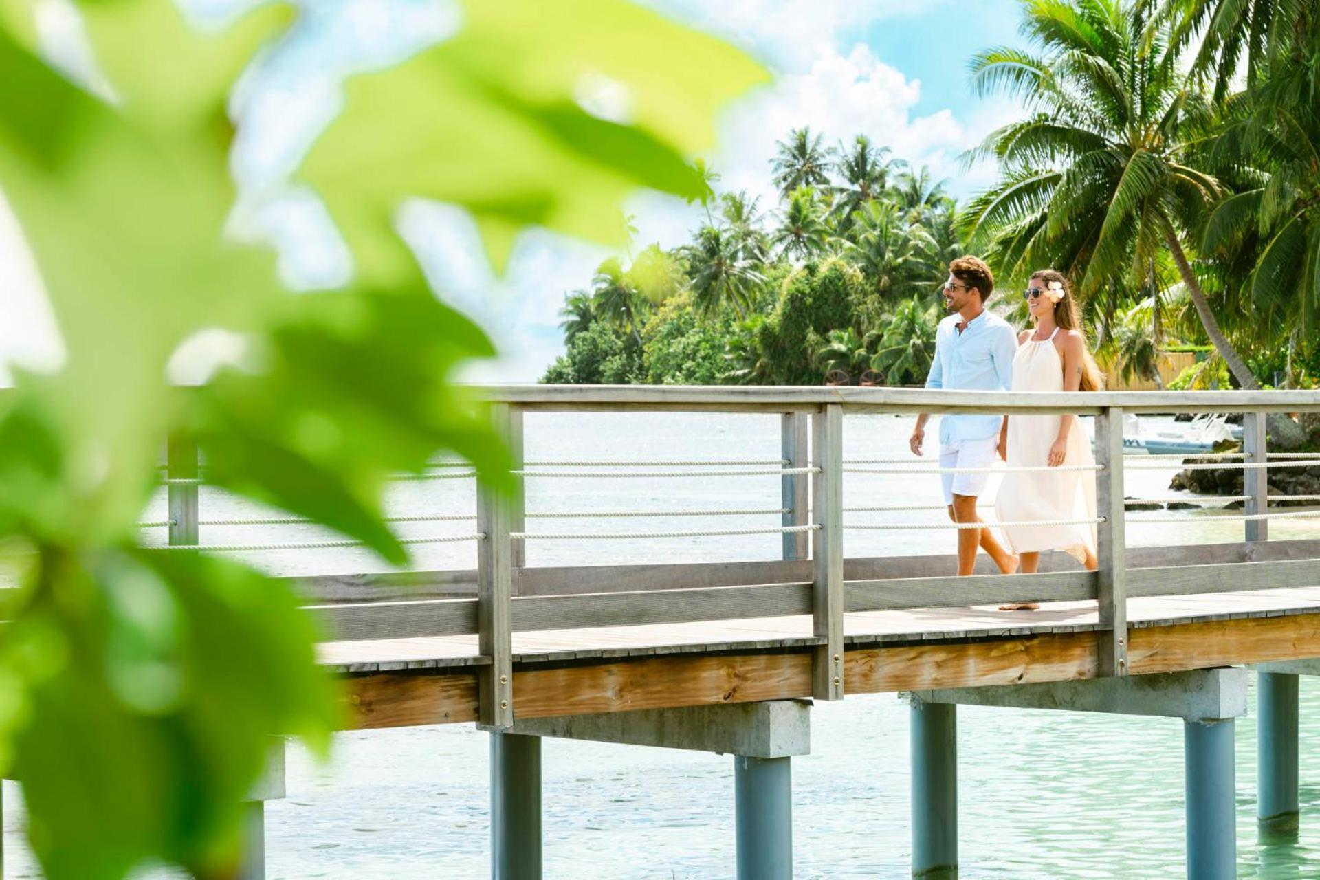 Cook'S Bay Hotel & Suites Paopao Екстериор снимка