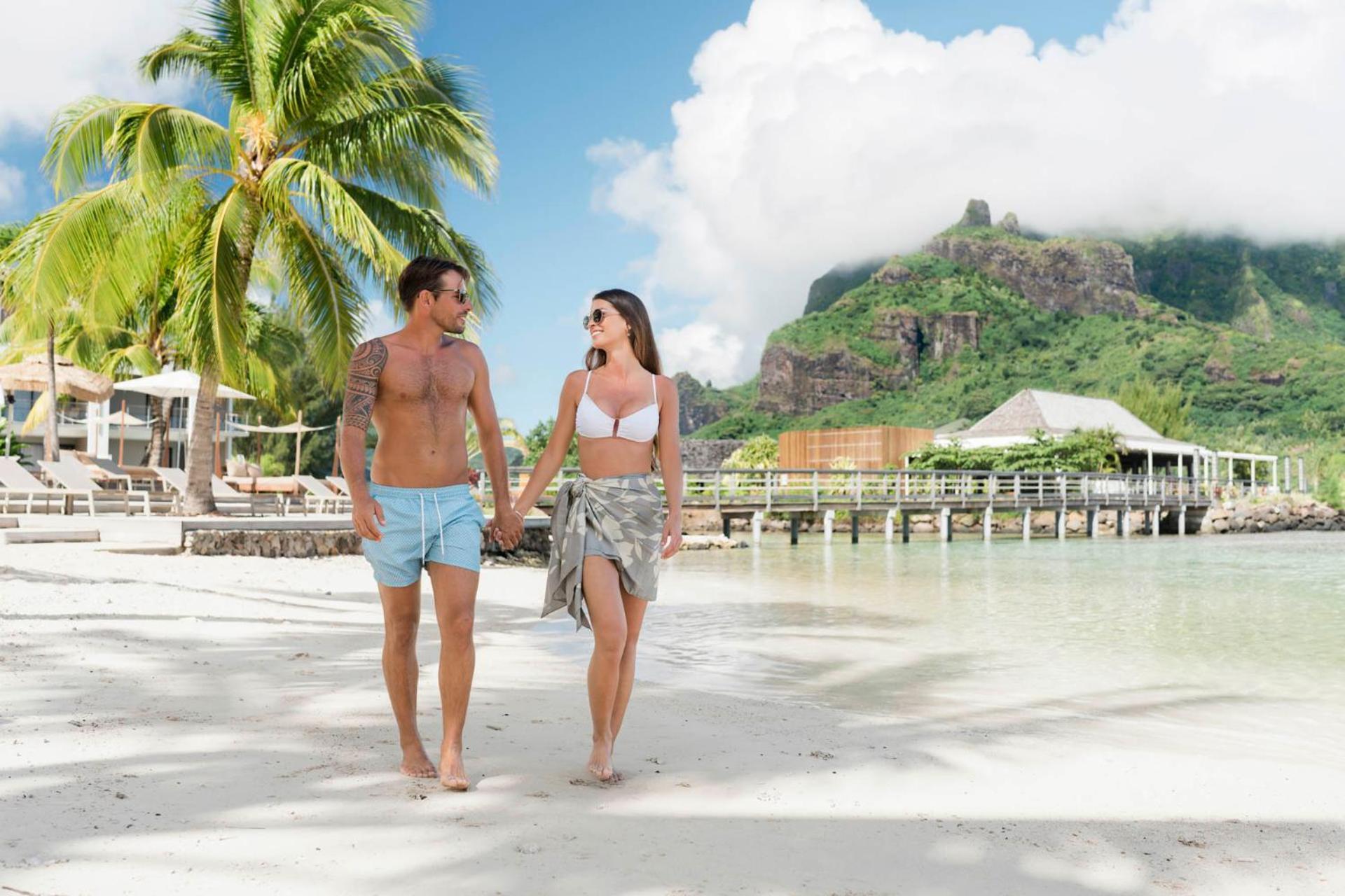 Cook'S Bay Hotel & Suites Paopao Екстериор снимка