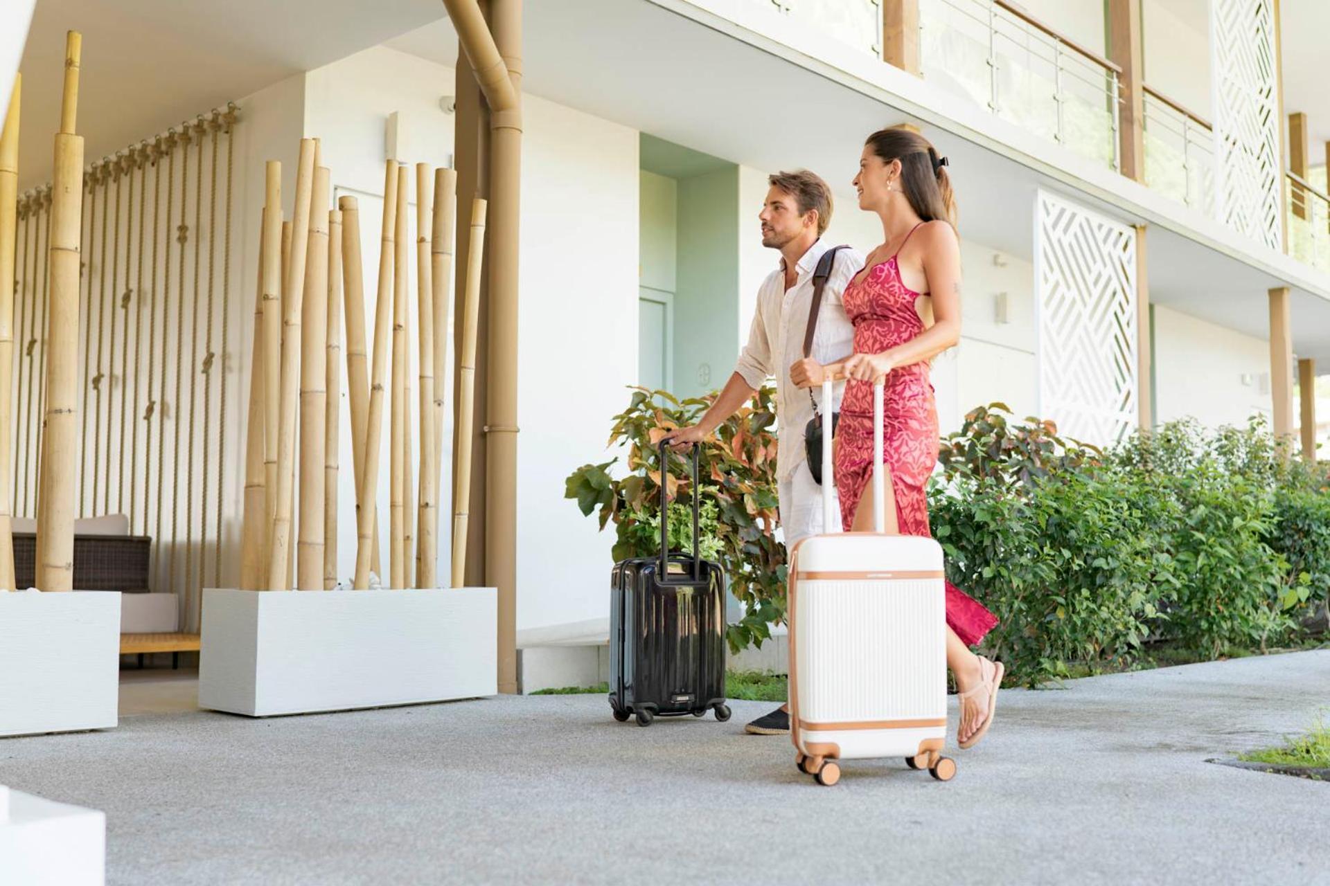 Cook'S Bay Hotel & Suites Paopao Екстериор снимка