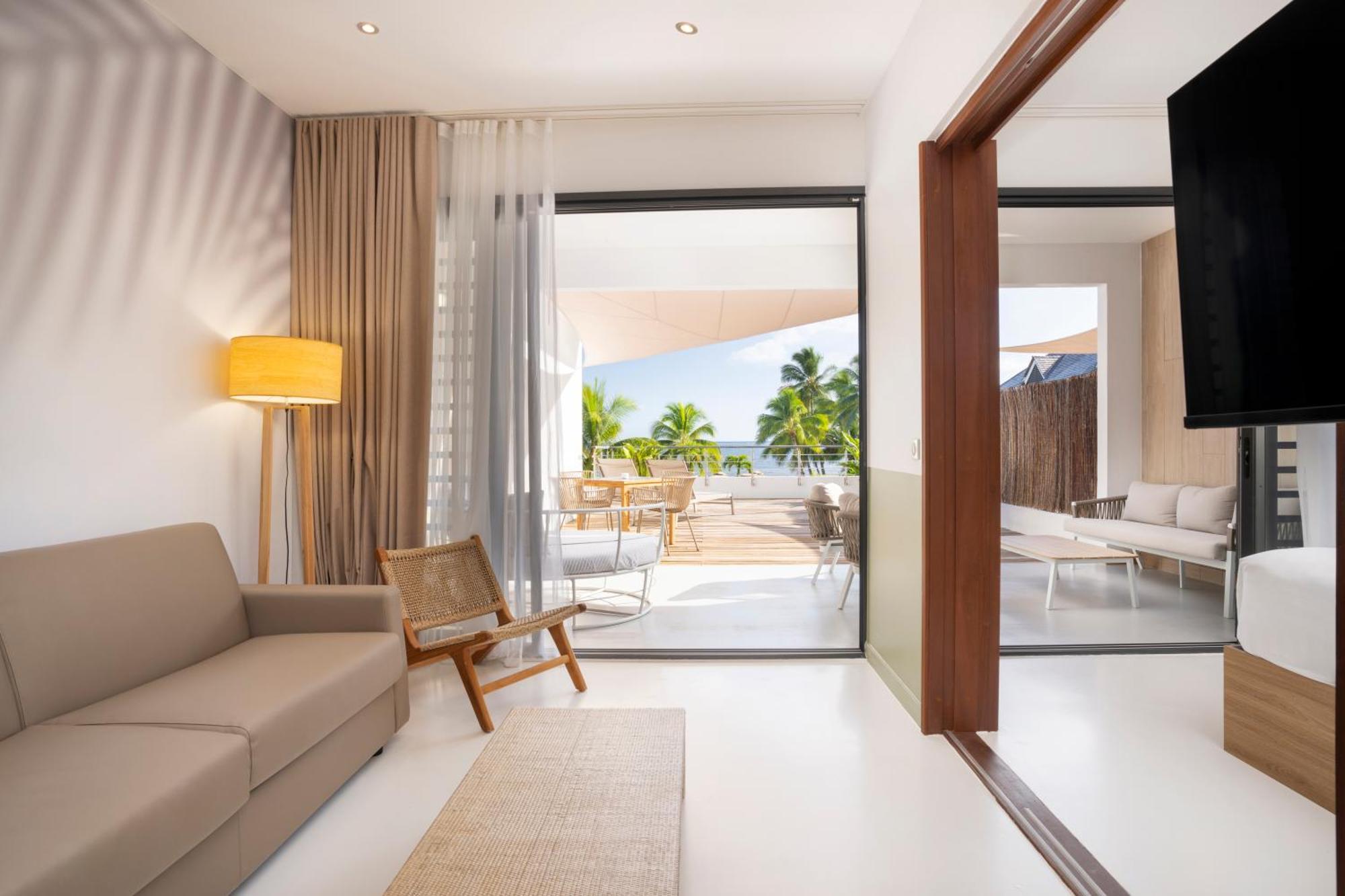 Cook'S Bay Hotel & Suites Paopao Екстериор снимка