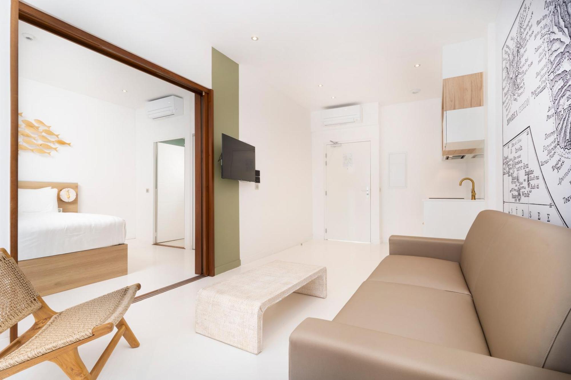 Cook'S Bay Hotel & Suites Paopao Екстериор снимка