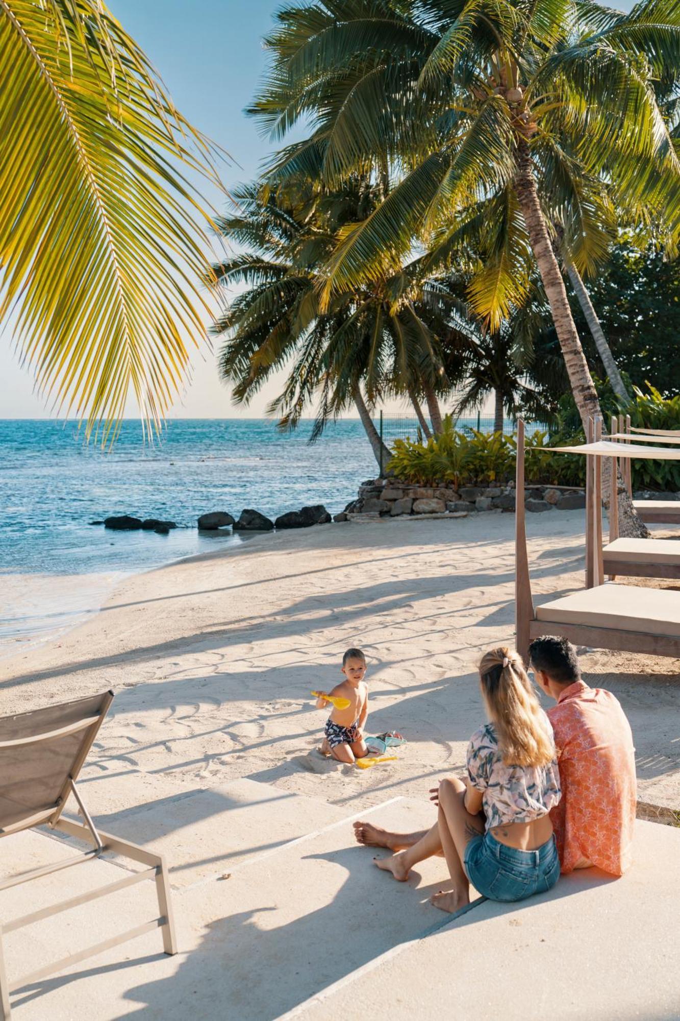 Cook'S Bay Hotel & Suites Paopao Екстериор снимка